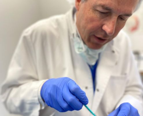 Prof. Dr. Ockenfels injiziert Stammzellen in die Kopfhaut im Rahmen einer Therapie zur Haarverpflanzung.