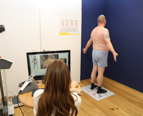 Mann beim Bodymapping Mann beim Bodymapping